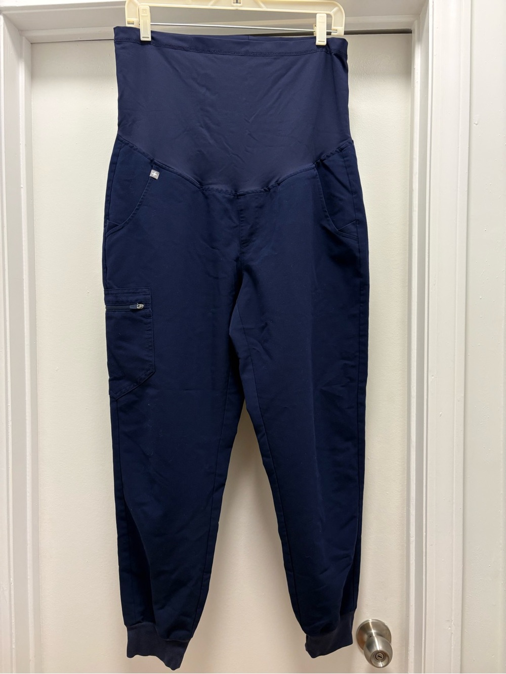 FIGS women’s maternity Medical Scrub Pants size M/P Petite Navy Solid Jogger